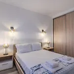 #022 T2 Velamar By Holidays *